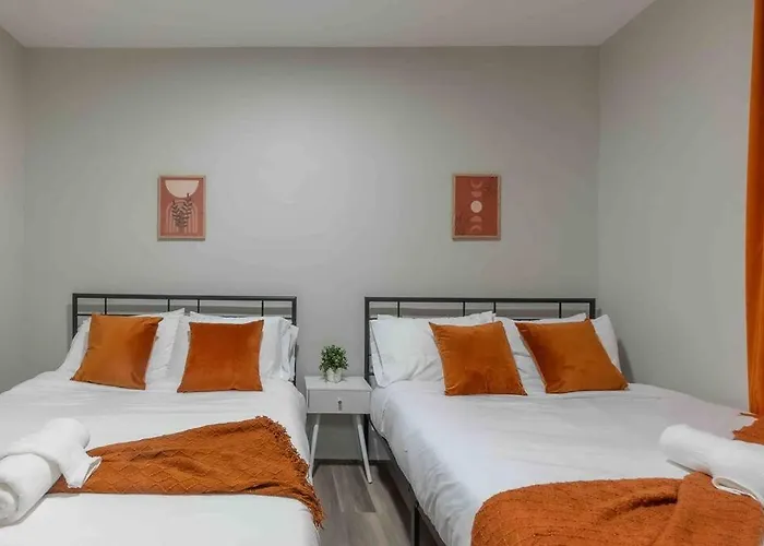 Pumpkin Premise By Airport, 5 Beds, Sleeps 8, Book 7 Days, Get 20 Percent Off