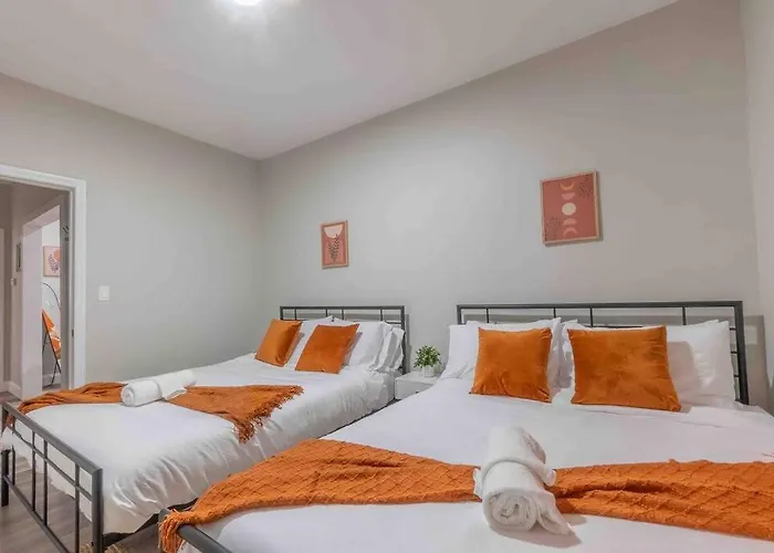 Pumpkin Premise By Airport, 5 Beds, Sleeps 8, Book 7 Days, Get 20 Percent Off